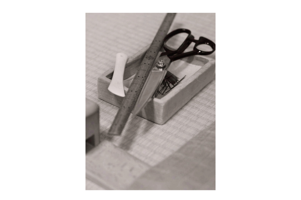 二文字屋利左衛門 道具箱 ハサミ 竹定規 針など 白黒写真