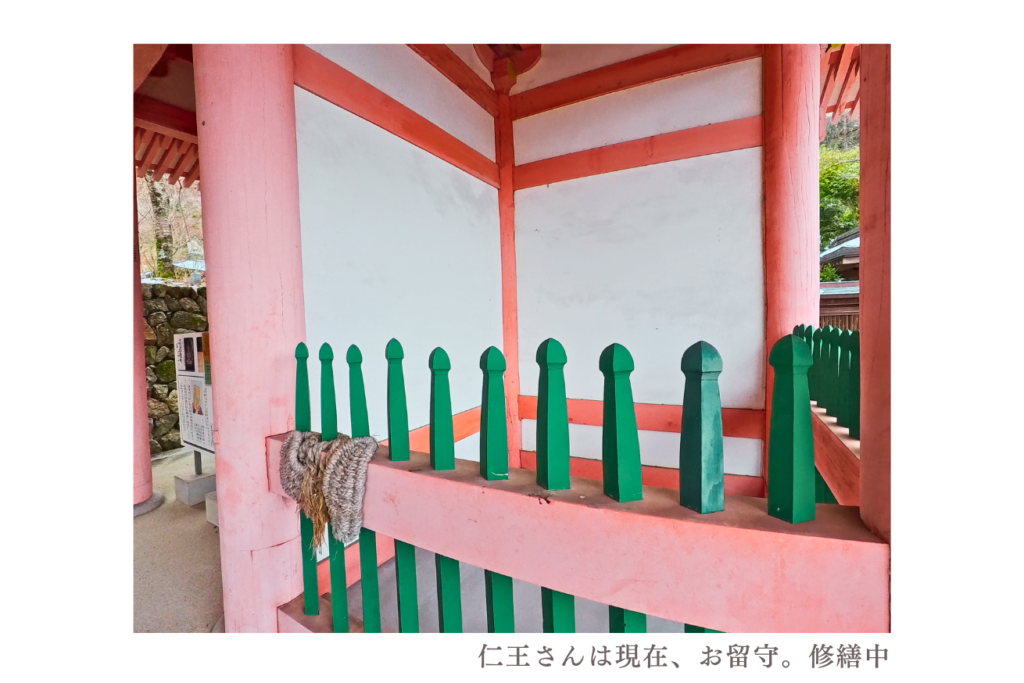壺阪寺　仁王門　仁王さま修繕中　お留守