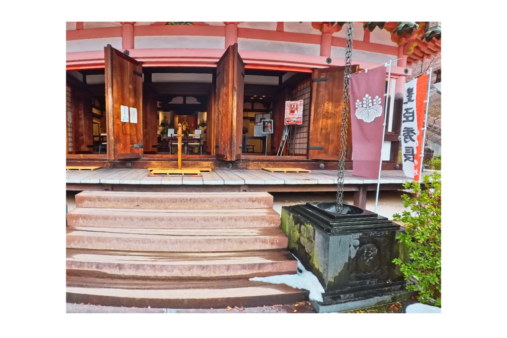 壺阪寺　灌頂堂前　