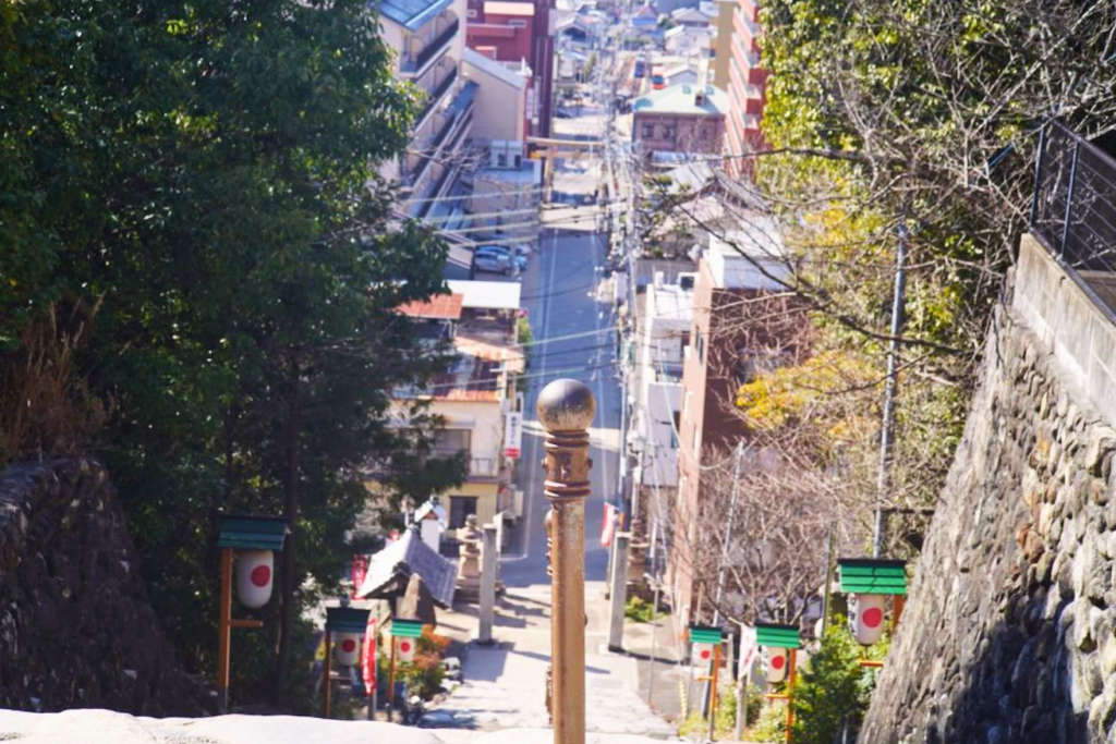 伊佐爾波神社　石段の上から道後温泉を望む