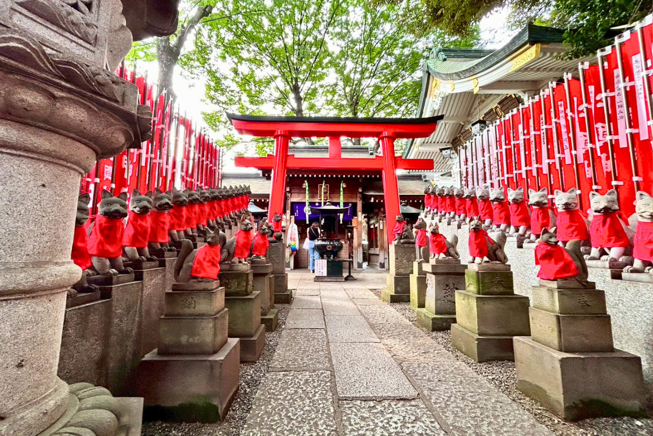 みほとけさん・豊川稲荷東京別院・三神殿の参道(赤い鳥居と狐さん)