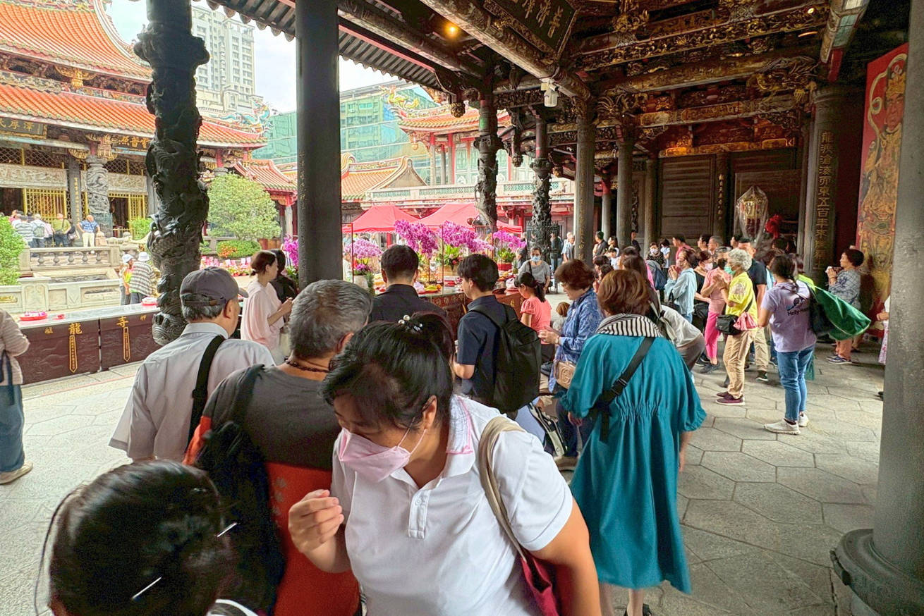 龍山寺の参拝者の様子|熱心に祈る姿が見られる