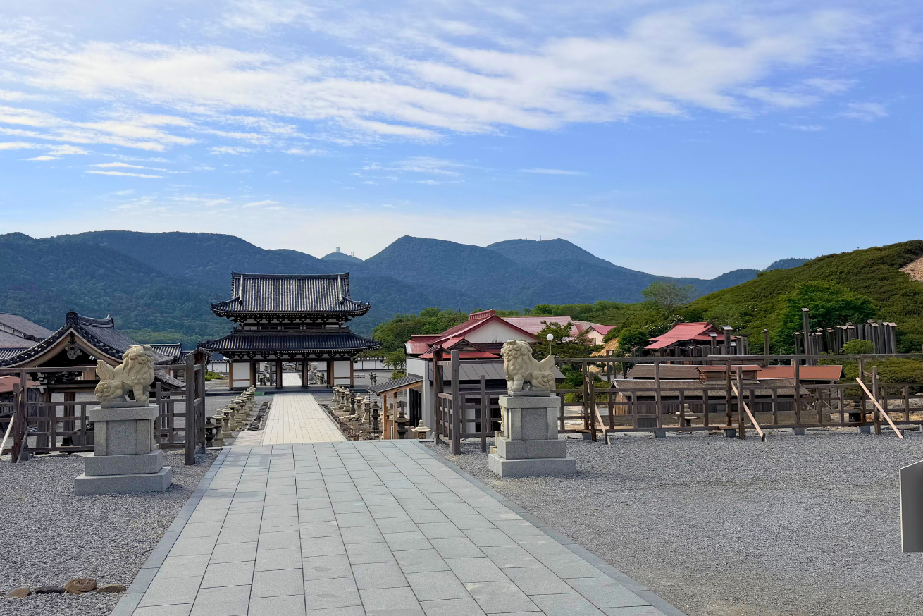 地蔵堂の前から望む参道と釜臥山(かまふせやま)　恐山菩提寺