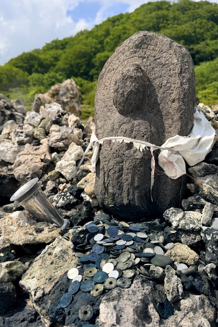 恐山「地獄めぐり」岩場の石仏
