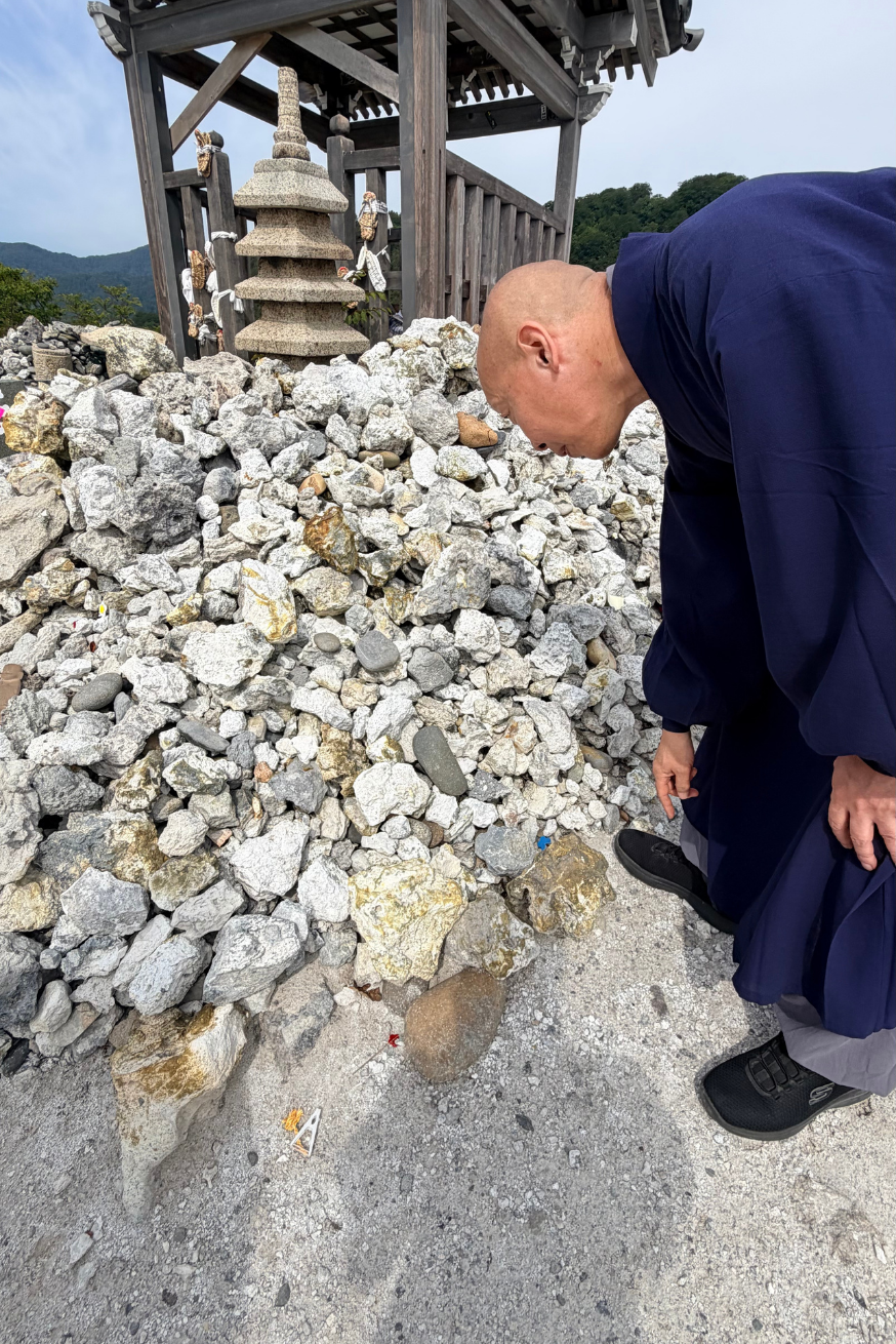 恐山菩提寺「大師堂」周りの石積み。