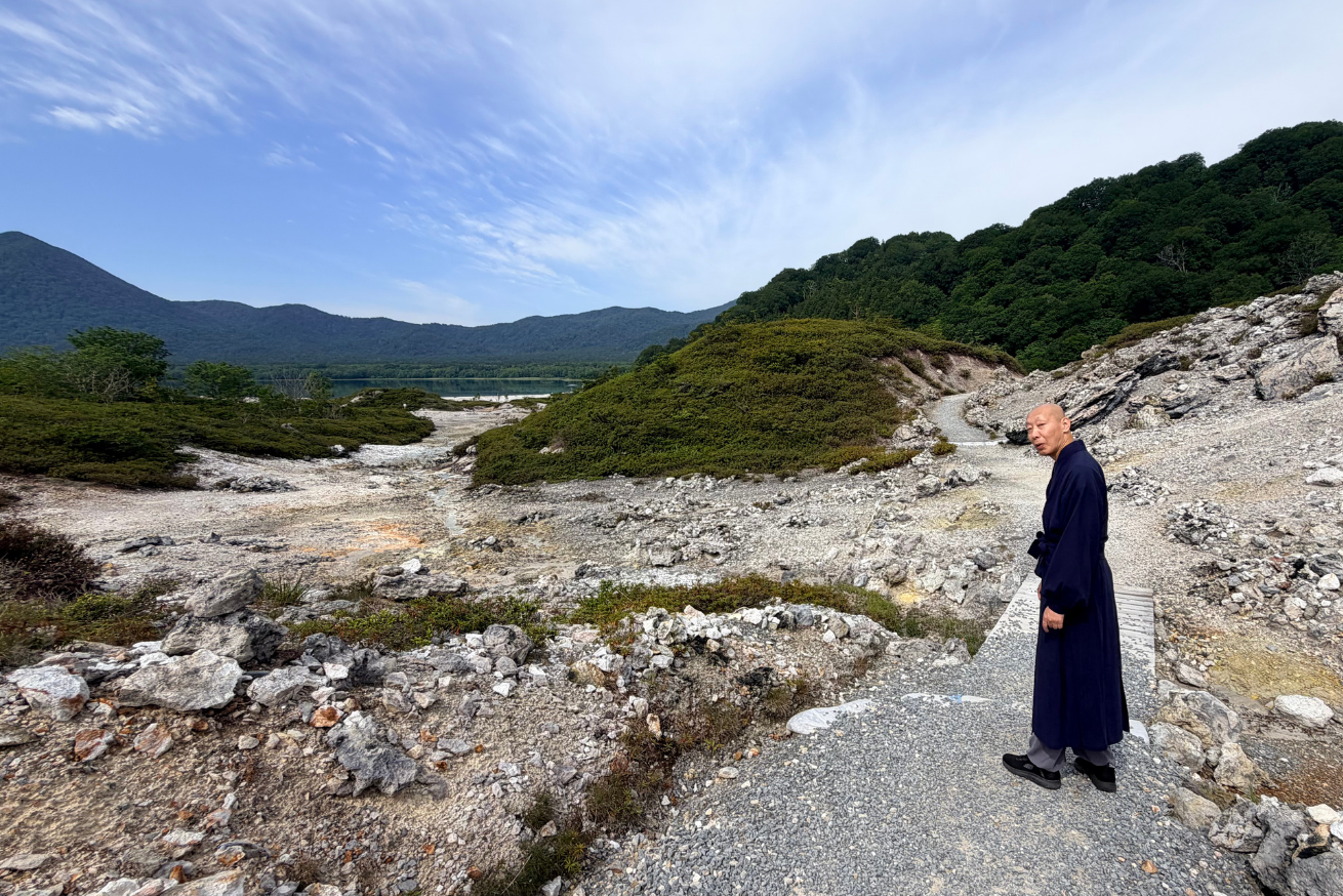 恐山菩提寺・「地獄めぐり」の岩場から、「賽の河原」や「極楽浜」方向へ降りていく南先生