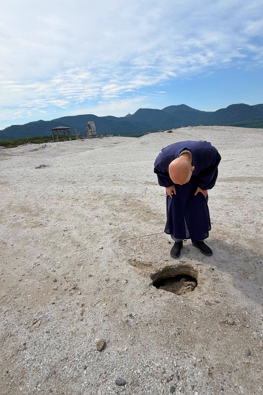 極楽浜にて｜昨日はなかった穴を見つけ覗き込む南先生・恐山菩提寺