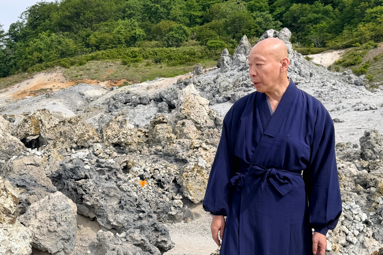 恐山「地獄めぐり」岩場でお話をされる南直哉先生