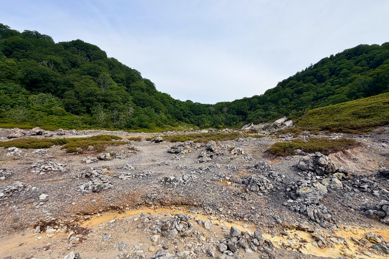 恐山「地獄めぐり」に広がる「賽の河原」