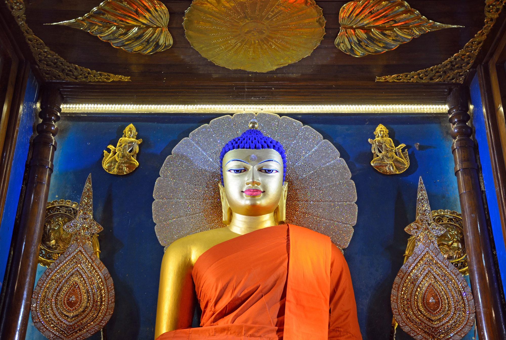 インドのブッダガヤ・マハ―ボディ寺院の仏像|釈迦が悟りを開いたブッタガヤはマカダ国にあったと伝わる