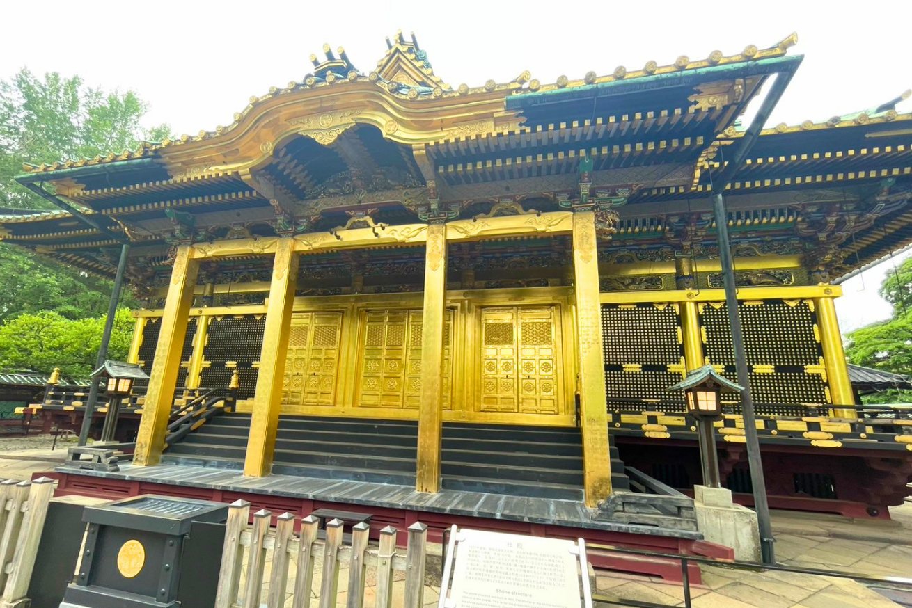 金色に輝く上野東照宮の社殿