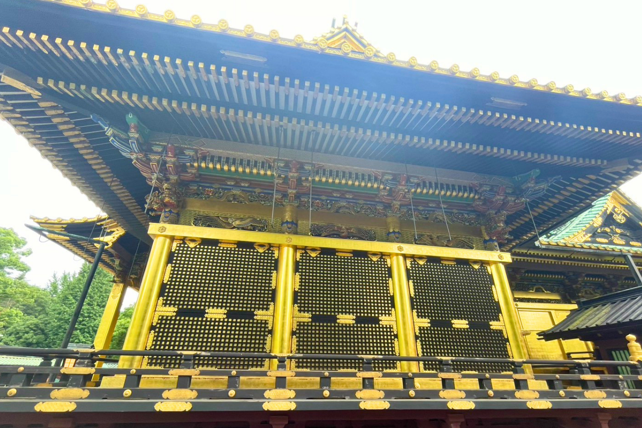 金色に輝く上野東照宮の社殿
